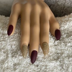 TIP BEAUTY  Faux Almond Shaped Nails with Glue in Burgundy & Gold